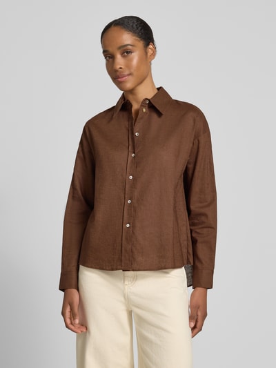 Frauenmodel trägt Leinenbluse mit Hemdblusenkragen von Rich & Royal in Braun, Baumwoll-Leinen-Mix, Straight Fit, Knopfleiste, Damen, Ganzkörperansicht von vorne, Rückenlänge bei Größe 36: 66 cm, Ärmellänge bei Größe 36: 53 cm, glatte Textur.