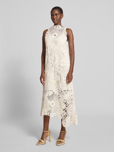 Frauenmodel trägt Midikleid aus Häkelspitze mit blickdichtem Unterkleid von Copenhagen Muse, Reine Baumwolle, Straight Fit, Ganzkörperansicht von vorne.