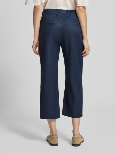 Frauenmodel trägt Regular Fit Culotte aus Leinen-Mix Modell 'PAM' von Raphaela By Brax, Optik: Unifarben, Passform: Regular-Fit, Bundabschluss: Elastisch, Ganzkörperansicht Rückansicht.
