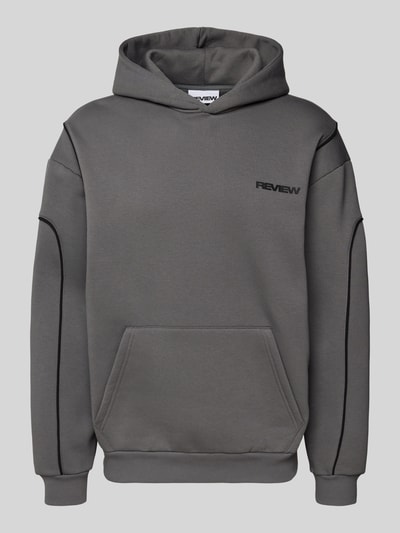 Produktfoto, Hoodie mit Logo und Känguru-Tasche von REVIEW in Grau, Baumwoll-Mix, Regular Fit, sichtbare Logo-Stickerei, glatte Struktur