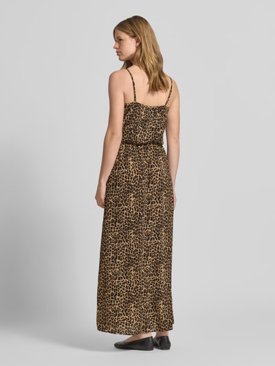 Frauenmodel trägt Maxikleid aus Crêpe Modell 'WINNER LIFE' von Only, Optik: Allover-Muster, tailliert, Maxi-Länge, Ganzkörperansicht Rückansicht.