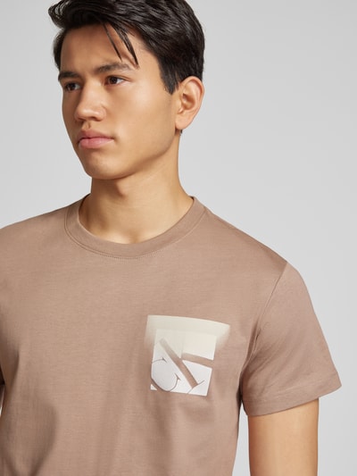 Calvin Klein Jeans T-Shirt mit Label-Print Taupe 3