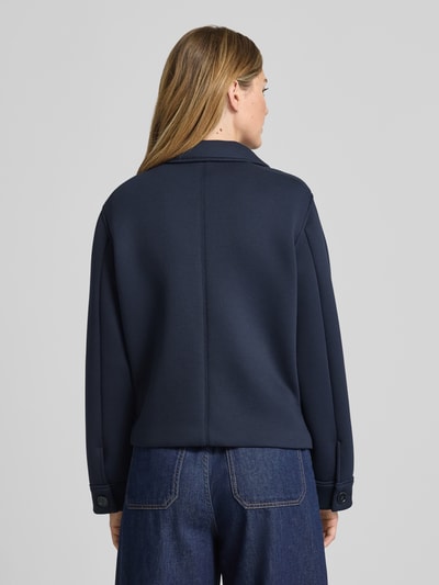 Frauenmodel trägt Regular Fit Jersey-Jacke mit Viskose-Anteil Modell 'PERLE' von Weekend Max Mara in Dunkelblau, Piqué-Textur, Ganzkörperansicht Rückansicht.