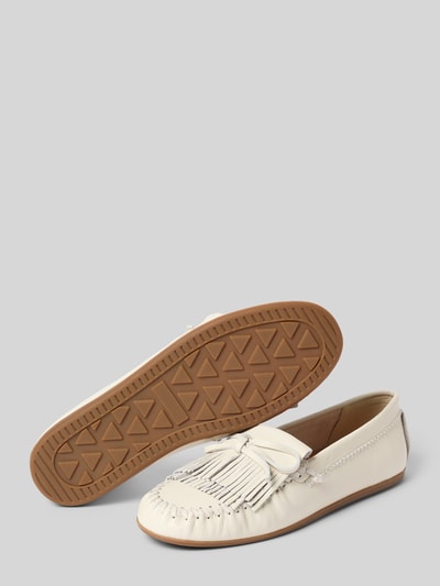 Produktfoto, Mokassins aus echtem Leder mit Zierschleife von INUOVO in Creme mit Zierbesatz, abgerundete Passform, flacher 1 cm Absatz, Schafthöhe 6 cm, Schaftweite 14 cm, Mokassin-Design, strukturierte braune Sohle