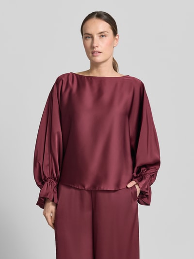 Frauenmodel trägt Blusenshirt aus Satin mit Rundhalsausschnitt von V by Vera Mont in Bordeaux, glatter Stoff, Trompetenärmel, Regular Fit, Nahaufnahme Oberkörper.