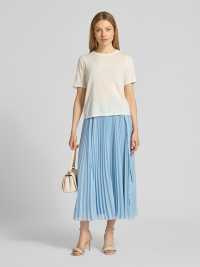 Modelka nosi Plisseerock mit elastischem Bund od V by Vera Mont, jasnoniebieski plisowany chiffon, fason A-linii, midirok, Szerokość w rozmiarze 36: 38 cm, Długość całkowita w rozmiarze 36: 89 cm, widok całej sylwetki z przodu