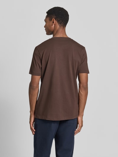 Männermodel trägt Regular Fit T-Shirt aus reiner Baumwolle von s.Oliver RED LABEL in Braun, Optik: Unifarben, Ganzkörperansicht Rückansicht.