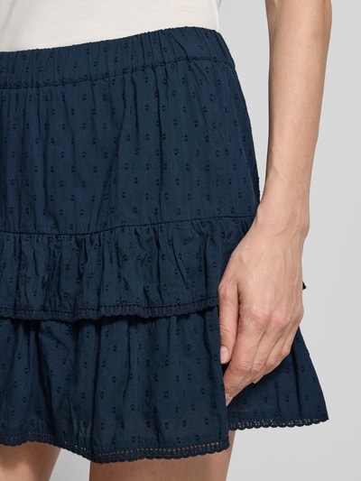 Frauenmodel trägt Volant Mini-Rock aus reiner Baumwolle 'TRINE' von Vero Moda in Optik: Unifarben, Muster: Gepunktet, Popeline, Nahaufnahme Oberkörper.