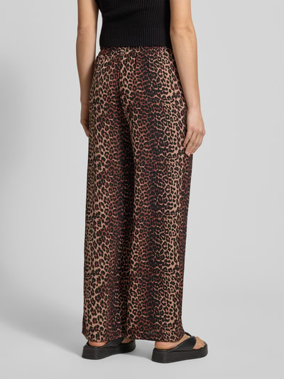 Frauenmodel trägt Weite Hose in Crêpe-Verarbeitung Modell 'TIFFANY' von Pieces, Optik: Unifarben, Passform: Wide-Leg, seitliche Eingrifftaschen, Bundabschluss: Elastisch, Materialverarbeitung: Crêpe. Ganzkörperansicht Rückansicht.