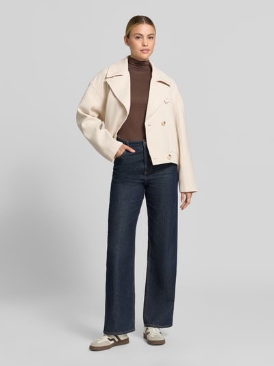 Frauenmodel trägt Regular Fit Jacke mit Viskose-Anteil Modell 'Najoma' von someday in Beige, Struktur glatt, weiter Schnitt, Ganzkörperansicht von vorne.