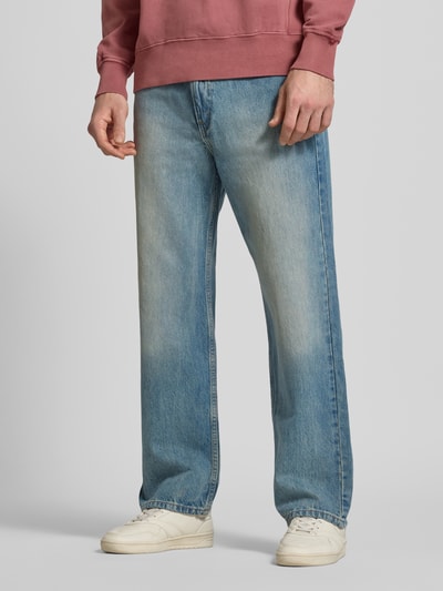 Männermodel trägt Straight Fit Jeans im 5-Pocket-Design Modell '565' von Levi's®, reine Baumwolle, Loose-Fit, blauer Denim, Nahaufnahme Unterkörper.