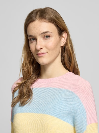 Frauenmodel trägt Regular Fit Strickpullover aus Viskose-Mix Modell 'ATIA' von Only, mehrfarbig gestreift, Nahaufnahme Oberkörper.