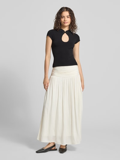 Frauenmodel trägt Slim Fit T-Shirt mit Cut Out von Gina Tricot in Schwarz aus Material-Mix mit Stretch-Anteil, Stehkragen, Rückenlänge bei Größe S: 48 cm, Ganzkörperansicht von vorne.