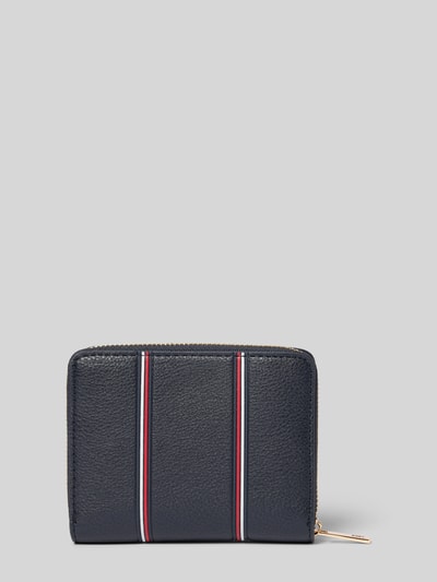 Produktfoto, Portemonnaie in Lederoptik von Tommy Hilfiger in Unifarben mit Druckknopf, Reißverschluss, Logo-Applikation aus Metall, Kontraststreifen, Aufteilung: Münzfach, Kartenfächer, Geldscheinfächer