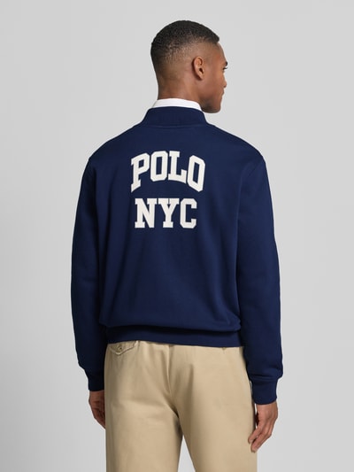 Männermodel trägt Regular Fit College-Jacke aus Baumwoll-Mix von Polo Ralph Lauren, Optik: Unifarben, Schriftzug-Applikation, Material: Baumwoll-Mix, Ganzkörperansicht Rückansicht