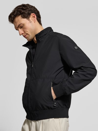 Männermodel trägt Regular Fit Jacke mit Stehkragen von Lerros in Schwarz, glatte Textur, Reißverschlusstaschen, Nahaufnahme Oberkörper.