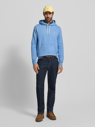 Męskil model nosi Hoodie mit Label-Stitching od Polo Ralph Lauren z mieszanki bawełny, luźny krój, kaptur, tunel, kieszeń kangurka, prążkowane wykończenia, długość tyłu 69 cm, długość rękawów 64 cm, zdjęcie całej sylwetki z przodu.