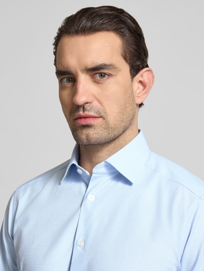 Männermodel trägt Regular Fit Business-Hemd mit Kentkragen von OLYMP, hellblau, Baumwoll-Mix, Nahaufnahme Oberkörper, feine Struktur.