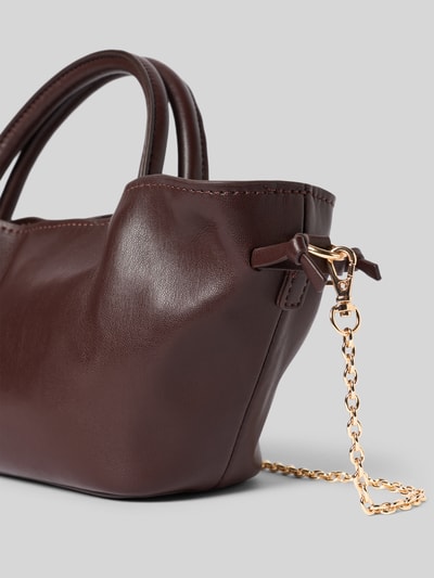 Produktfoto, Clutch mit Tunnelzug Modell 'PetitePouch' von Jake*s Cocktail aus dunkelbraunem Glattleder mit goldfarbener Kette, Detailaufnahme