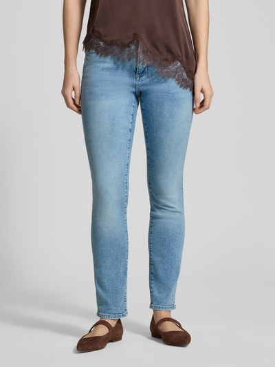 Kobiece modelka nosi Slim Fit Jeans aus Baumwoll-Mix Modell 'BETSY' od s.Oliver RED LABEL, jasnoniebieski denim, 5 kieszeni, krój slim fit, z przodu, zbliżenie na dolny tułów