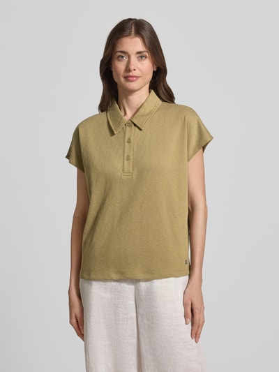 Frauenmodel trägt Regular Fit Poloshirt mit Strukturmuster Modell 'FLOAT' von Fynch-Hatton aus Reiner Baumwolle, Kurzärmelig, Rückenlänge bei Größe S 61 cm, sandfarbener Ton, glatte Textur, Ganzkörperansicht von vorne.