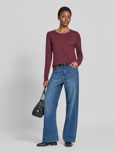 Frauenmodel trägt Strickpullover aus Viskose-Mix von VILA in Tailliert, Bordeaux, Rundhalsausschnitt, lange Ärmel, Jeans, Ganzkörperansicht von vorne.