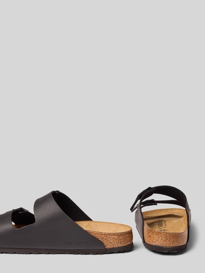 Produktfoto, Hausschuhe in Leder-Optik Modell 'ARIZONA' von Birkenstock, afgeronde pasvorm, birko-flor, normale voetwijdte, open hiel, logodetail, hakhoogte maat 44: 3 cm