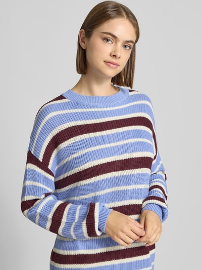 Frauenmodel trägt Relaxed Fit Pullover aus Baumwoll-Mix Modell 'Maysa' von NOISY MAY® in Strick-Optik mit blauen, weißen und bordeauxfarbenen Streifen, weiche Struktur, Nahaufnahme Oberkörper.