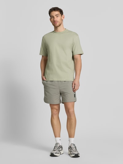 Männermodel trägt Regular Fit T-Shirt aus reiner Baumwolle Modell 'DAPOLINO' von HUGO, Optik: Unifarben, Jersey, Ganzkörperansicht von vorne.