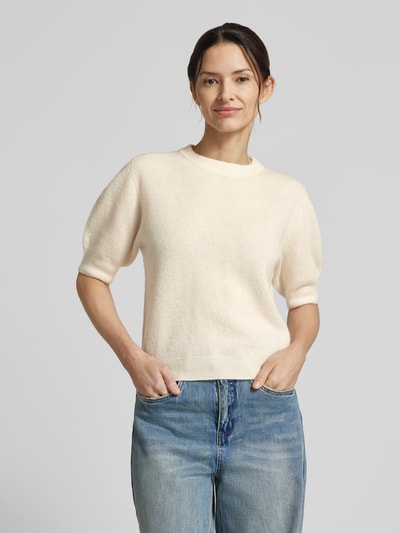 Frauenmodel trägt Strickpullover aus Alpaka-Mix Modell 'SANIDY' von Drykorn in Creme, Regular Fit, 1/2-Arm, Rundhals, Ganzkörperansicht von vorne.