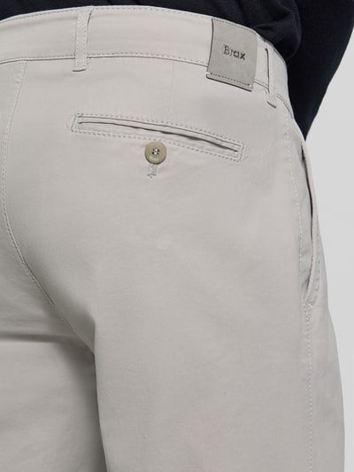 Männermodel trägt Straight Fit Stoffhose mit Lyocell-Anteil Modell 'Everest' von Brax in Hellbeige, Detailaufnahme Gesäßpartie. Elastischer Baumwoll-Mix, klassische Gesäßtasche, Kontext: Herren Stoffhose, Münztasche, Knopf- und Reißverschluss, Bundweite 48 cm, Innenbeinlänge 78 cm.