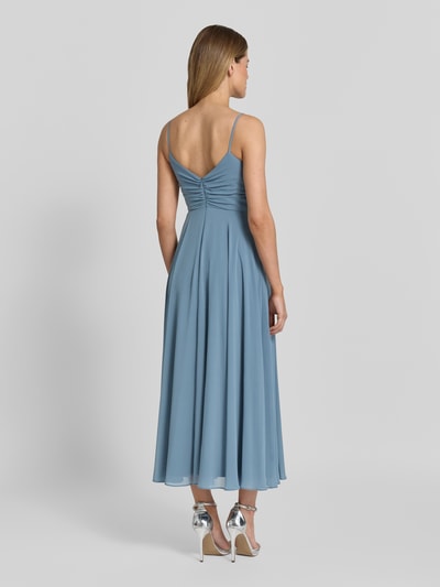 Frauenmodel trägt Cocktailkleid mit Drapierungen und Spaghettiträgern von Jake*s Cocktail aus Chiffon, Taillierter Schnitt, Midikleid, Ganzkörperansicht Rückansicht.