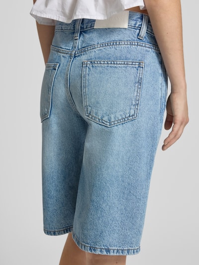 Frauenmodel trägt Barrel Shorts im 5-Pocket-Design von Gina Tricot, hellblau, reine Baumwolle, Barrel Fit, Ganzkörperansicht Rückansicht.