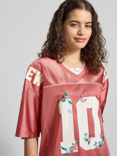 REVIEW Sport Trikot mit Label-Prints und V-Ausschnitt Rostrot 3