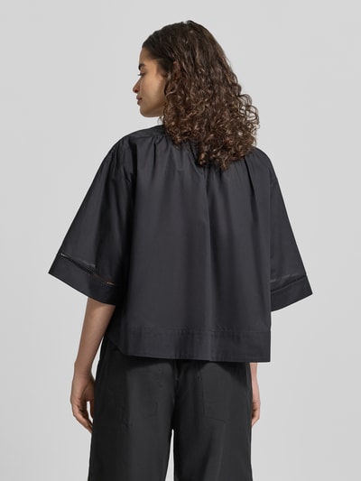 Frauenmodel trägt Cropped Boxy-Fit Damen Bluse mit Schnürung von JAKE*S STUDIO WOMAN aus reiner Baumwolle in Schwarz, Ganzkörperansicht Rückansicht.
