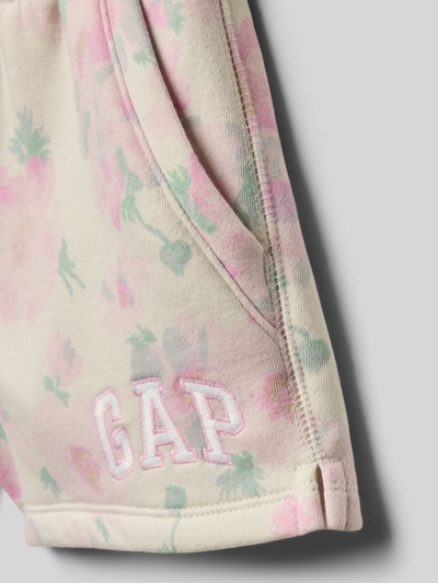 Mädchen trägt Shorts mit Logo-Stitching und Eingrifftaschen von GAP, Baumwoll-Mix, Loose-Fit, floraler Print, Detailaufnahme