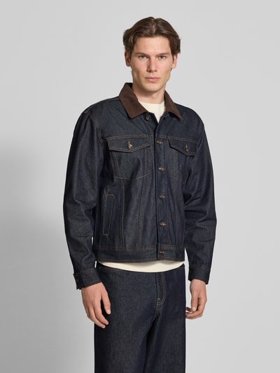 Männermodel trägt Jeansjacke mit Brusttaschen Modell 'BILLY' von Redefined Rebel, Reine Baumwolle, Regular-Fit, Ganzkörperansicht von vorne.