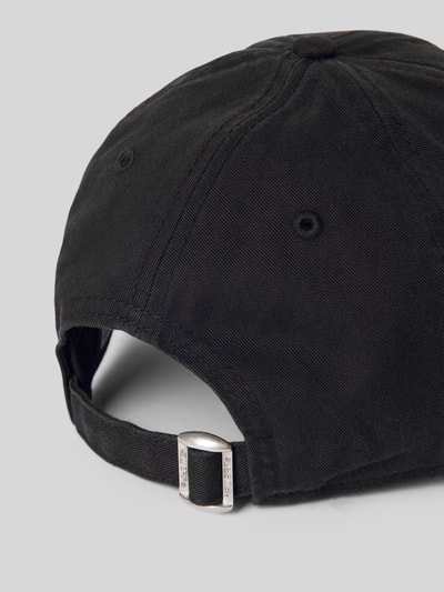 Produktfoto, schwarze Basecap aus reiner Baumwolle Modell '9FORTY®' von New Era mit verstellbarem Riegel und Label-Detail, Distressed-Look