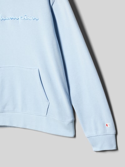Produktfoto, Hoodie aus Baumwoll-Mix mit Label-Stickerei von CHAMPION, jasnoniebieski kolor, prosta forma, kieszeń kangurka, miękka tekstura