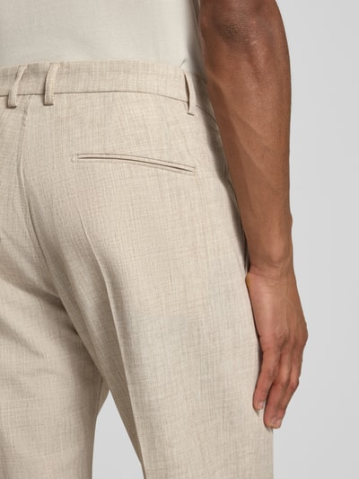 Männermodel trägt Straight Fit Anzughose mit Viskose-Anteil Modell 'SALTO' von CINQUE in Beige mit feiner Struktur, Nahaufnahme Rückansicht. Elastischer-Material-Mix, Bügelfalten, Eingriff- und Gesäßtaschen, Bundweite 47 cm, Innenbeinlänge 79 cm, Größe 50.