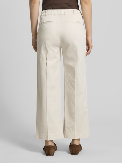 Frauenmodel trägt Culotte mit Eingrifftaschen Modell 'Peggy' von Raphaela By Brax in Beige, Baumwoll-Elasthan-Mix, Verkürzte Passform, Ganzkörperansicht Rückansicht.