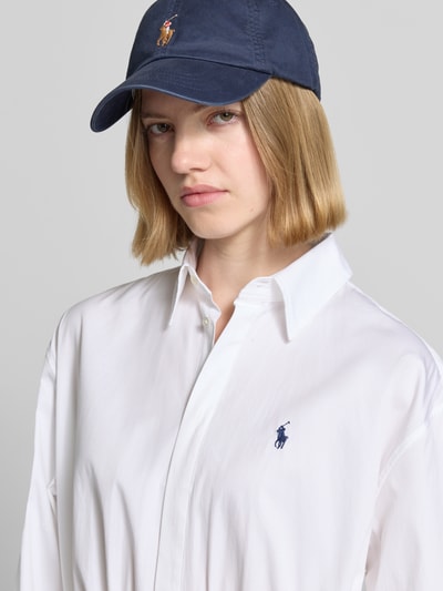 Frauenmodel trägt Tailliertes Hemdblusenkleid aus reiner Baumwolle von Polo Ralph Lauren, weiß, unifarben, Logo-Stitching, Nahaufnahme Oberkörper