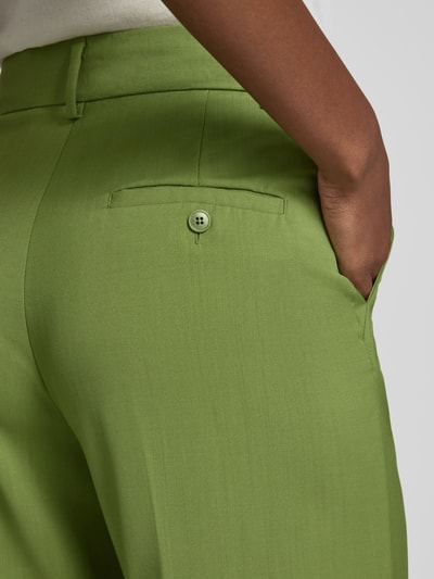 Männermodel trägt Weite Hose aus reiner Schurwolle Modell 'WKDVISIVO' von Weekend Max Mara in Hellgrün, Detailaufnahme Damen Weite Hose