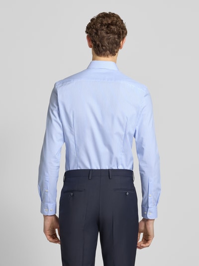 Männermodel trägt Slim Fit Business-Hemd mit Kentkragen von Jake*s, hellblau-weiß gestreift, reine Baumwolle, Ganzkörperansicht Rückansicht.