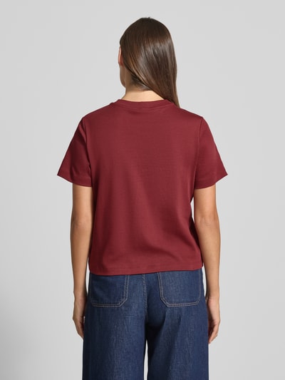 Frauenmodel trägt Regular Fit T-Shirt aus reiner Baumwolle von s.Oliver RED LABEL in Dunkelrot, unifarben, Ganzkörperansicht Rückansicht.