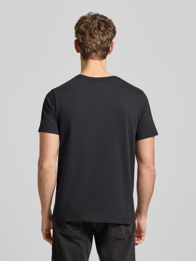 Mężczyzna nosi T-Shirt mit Label-Stitching od Levi's®, w kolorze czarnym, z czystej bawełny, regular fit, widok całej sylwetki od tyłu.