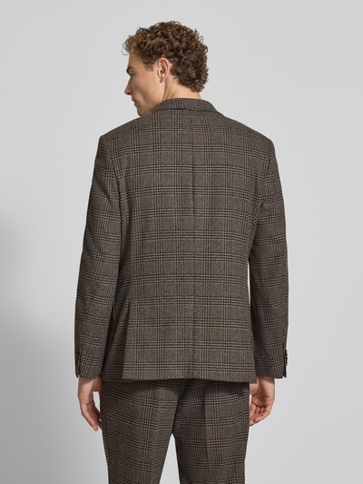 Männermodel trägt Regular Fit Sakko mit Reverskragen und Knopfverschluss von MCNEAL, Material-Mix kariert, Ganzkörperansicht Rückansicht.