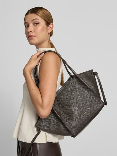 Vrouwenmodel draagt Handtasche aus echtem Leder Modell 'Vibe' van Abro in donkerbruin met structuur, Hoofdvak met ritssluiting, smalle schouderband, Breedte maat 1: 46 cm, Lengte maat 1: 23 cm, Diepte maat 1: 14 cm, bandlengte maat 1: 56 cm, Ganzlichaamsaanzicht voorkant