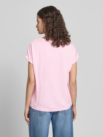 Frauenmodel trägt Regular Fit T-Shirt aus Viskose-Mix Modell 'MOSTER' von Only in Rosa, unifarben, Feinripp, Ganzkörperansicht Rückansicht.