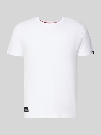Produktfoto, T-Shirt mit Label-Patch von Alpha Industries, Herren T-Shirt aus Reine Baumwolle, Gerader-Schnitt, Rundhalsausschnitt, Rückenlänge bei Größe M: 66 cm, weiß mit glatter Textur und rechteckigen Label-Patch am Saum.